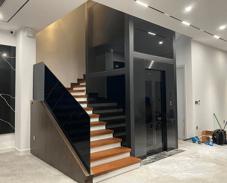 Thang máy kính là thang máy có 4 mặt kính cường lực